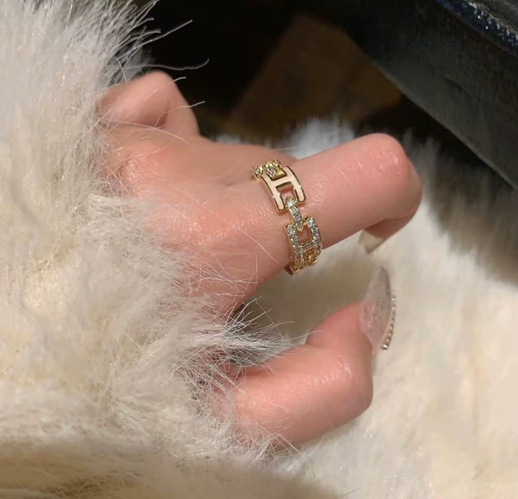✨ Luxury Crystal H Ring