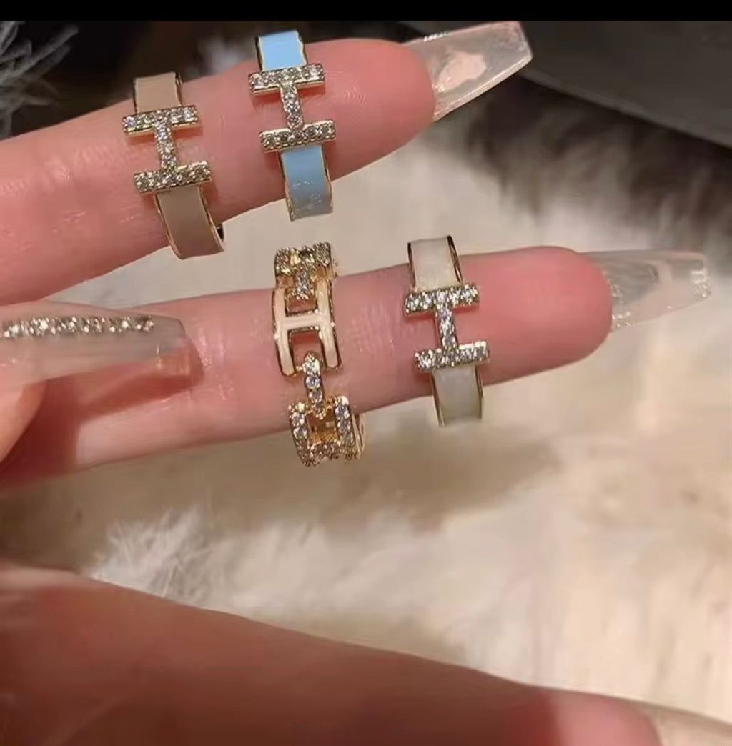 ✨ Luxury Crystal H Ring