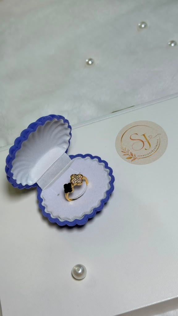 🌸 Black Flower Gold Ring